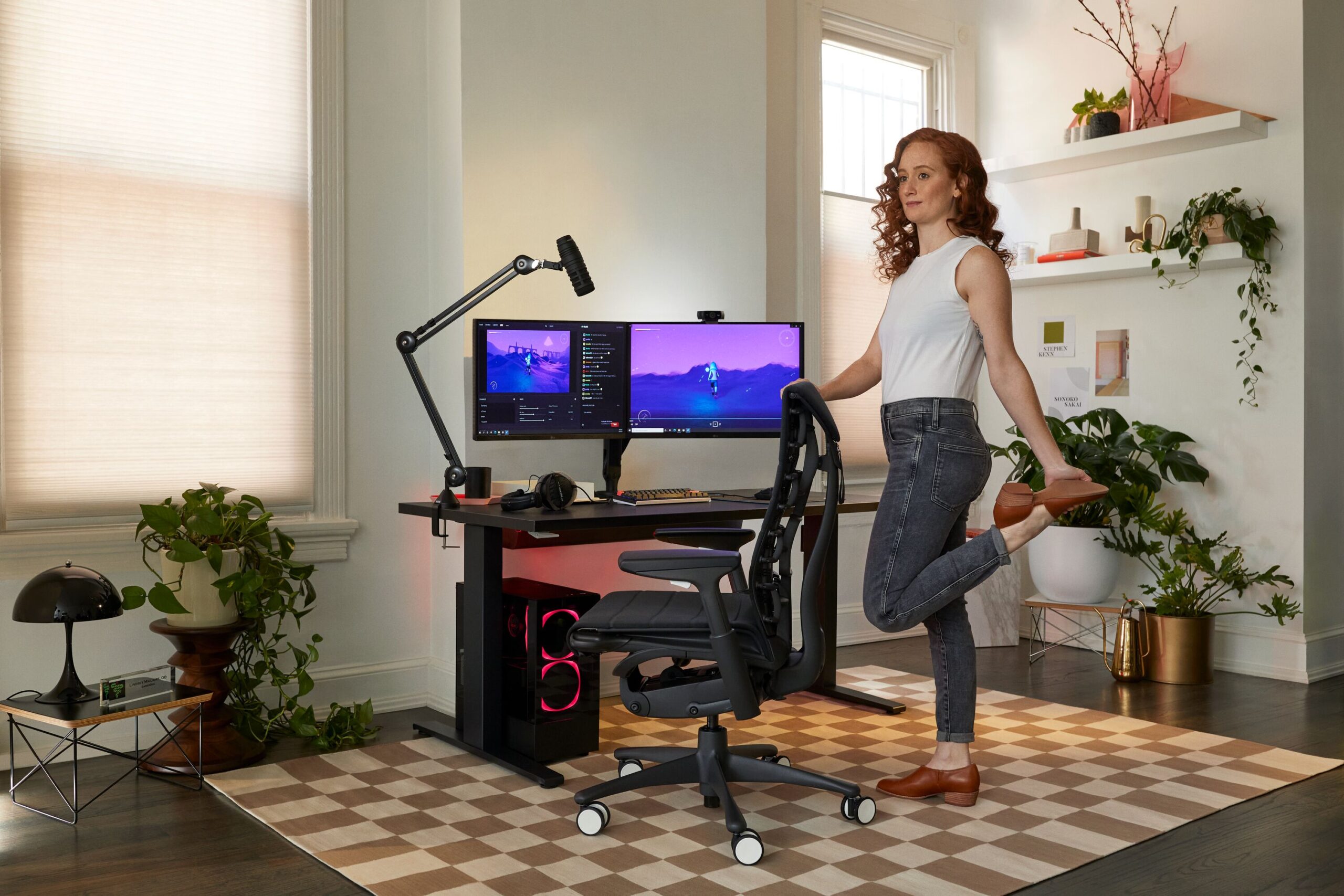 Mulher se alonga ao lado de sua mesa de trabalho