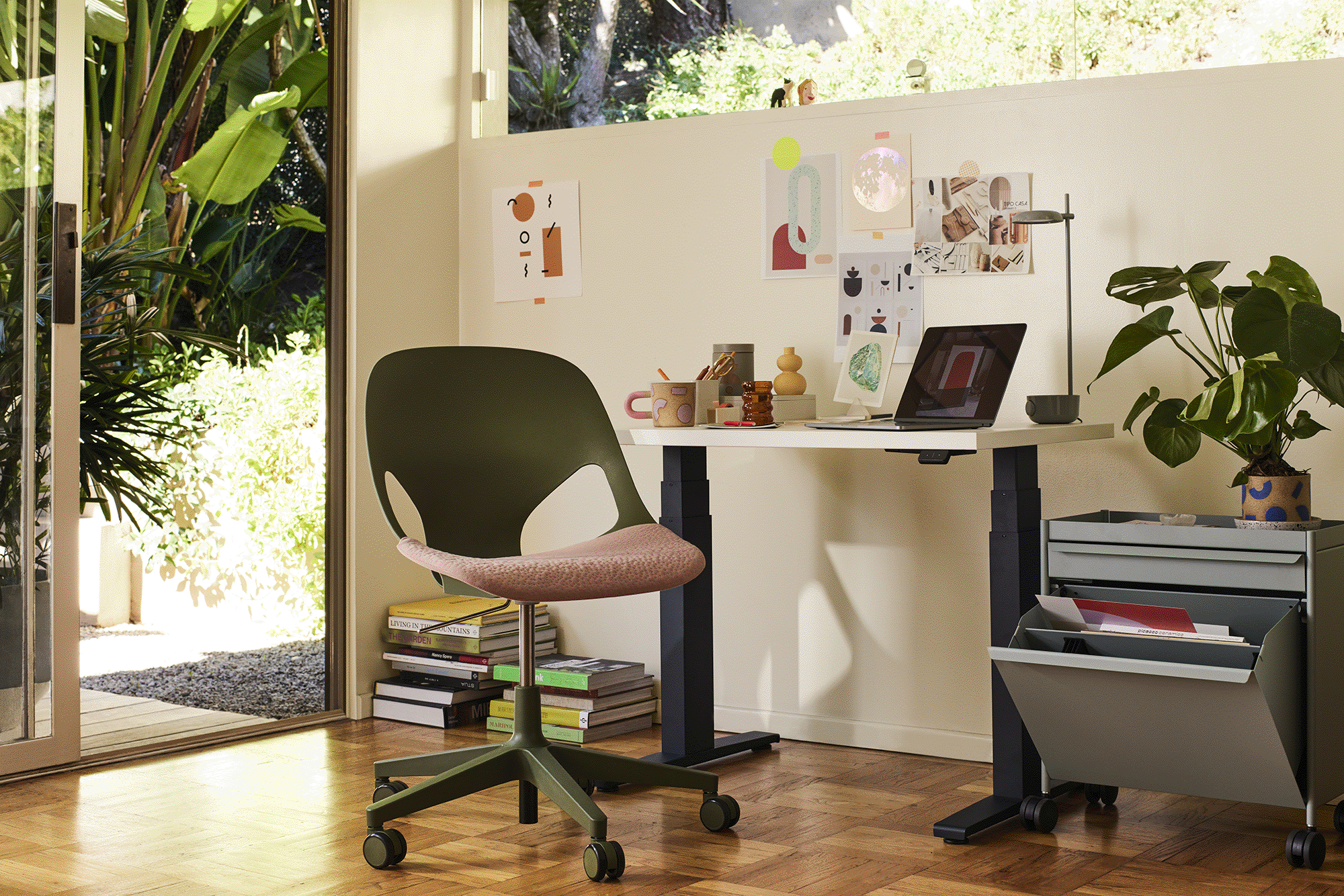 GIF mostra o funcionamento de uma mesa com regulagem de altura