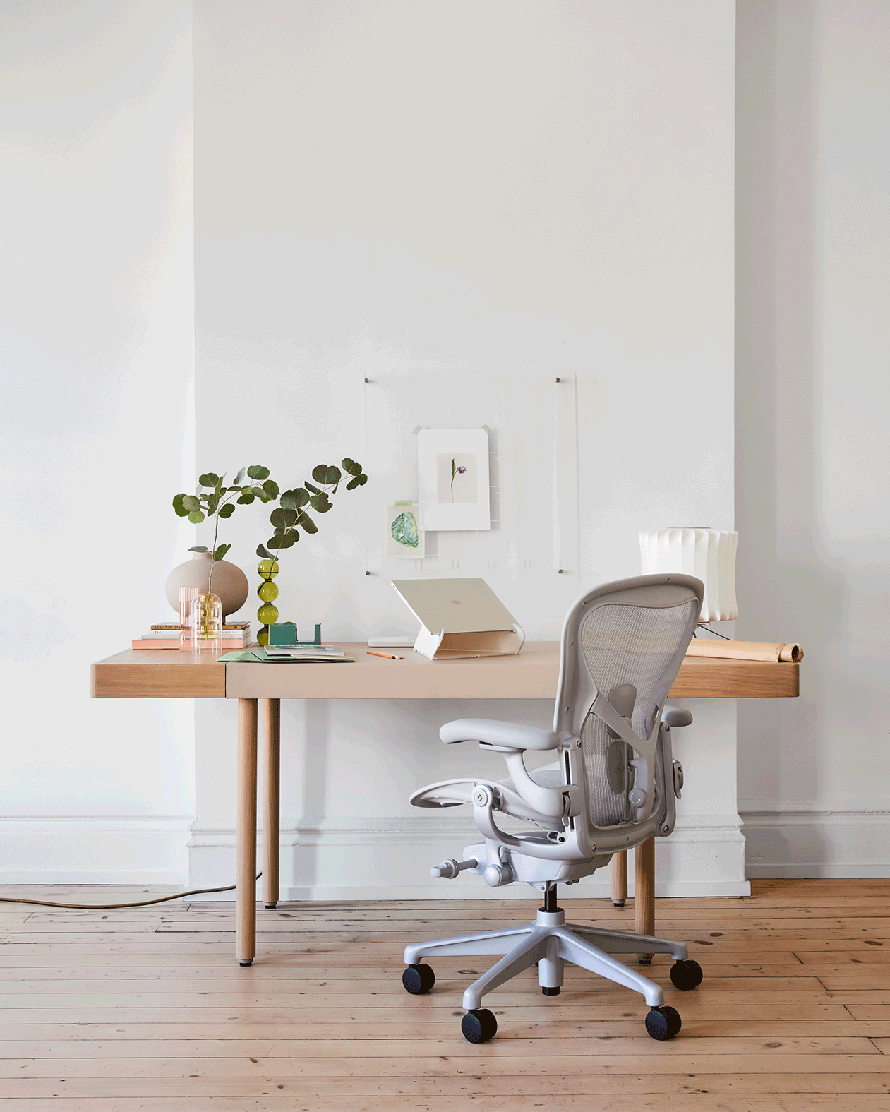 GIF mostra as diferentes alturas da mesa Sit to Stand da Herman Miller