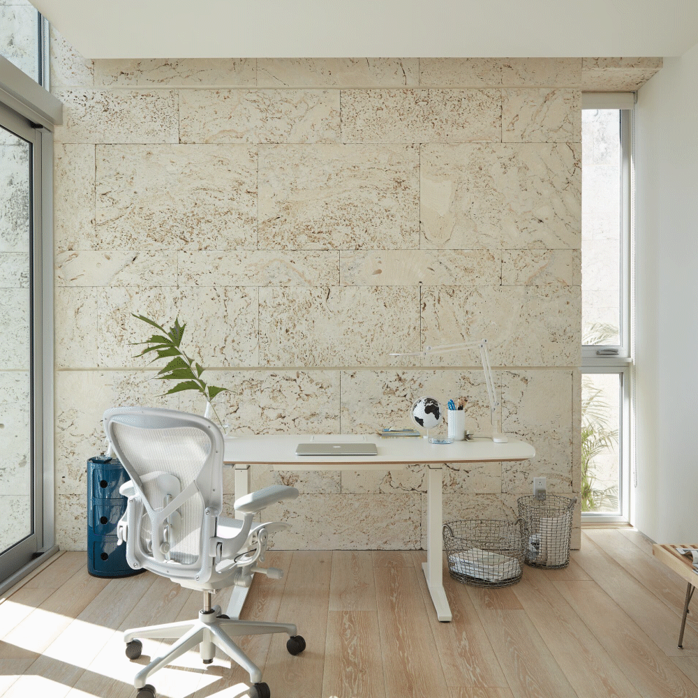 GIF mostra como funciona a regulagem de altura da mesa sit to stand