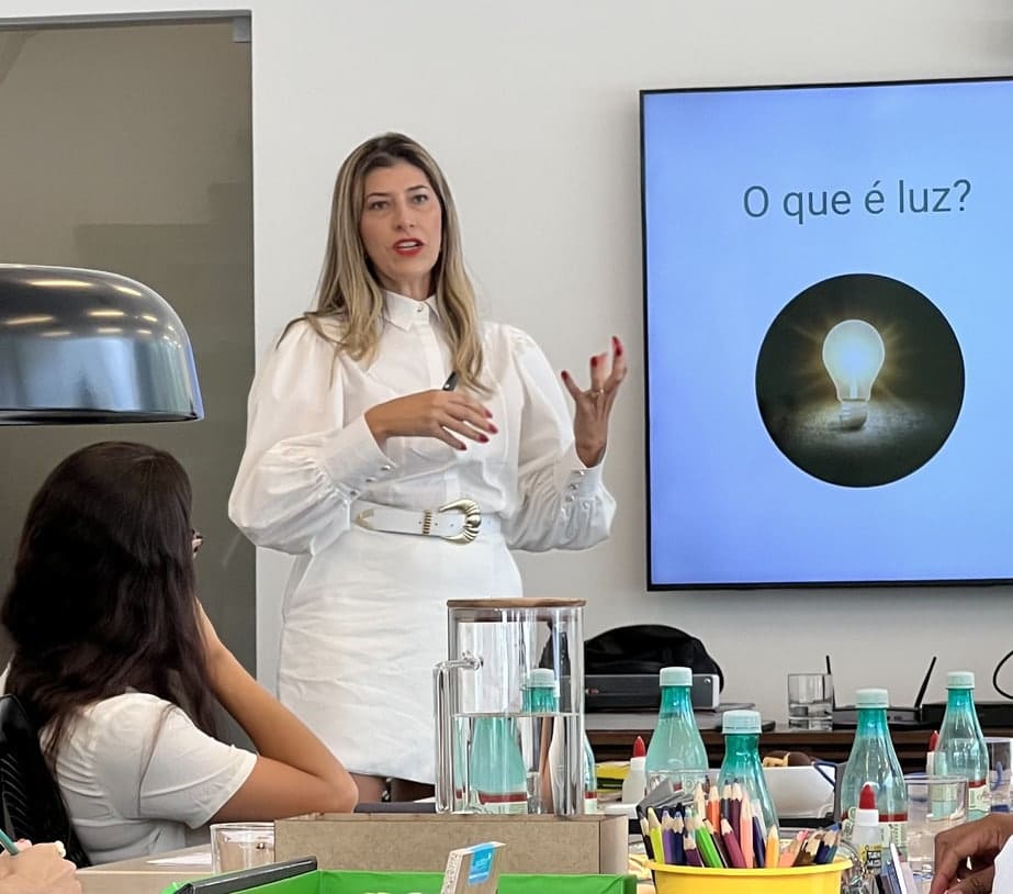 tanara gois em workshop no showroom da herman miller