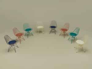 Cadeiras eames coloridas em uma organização.