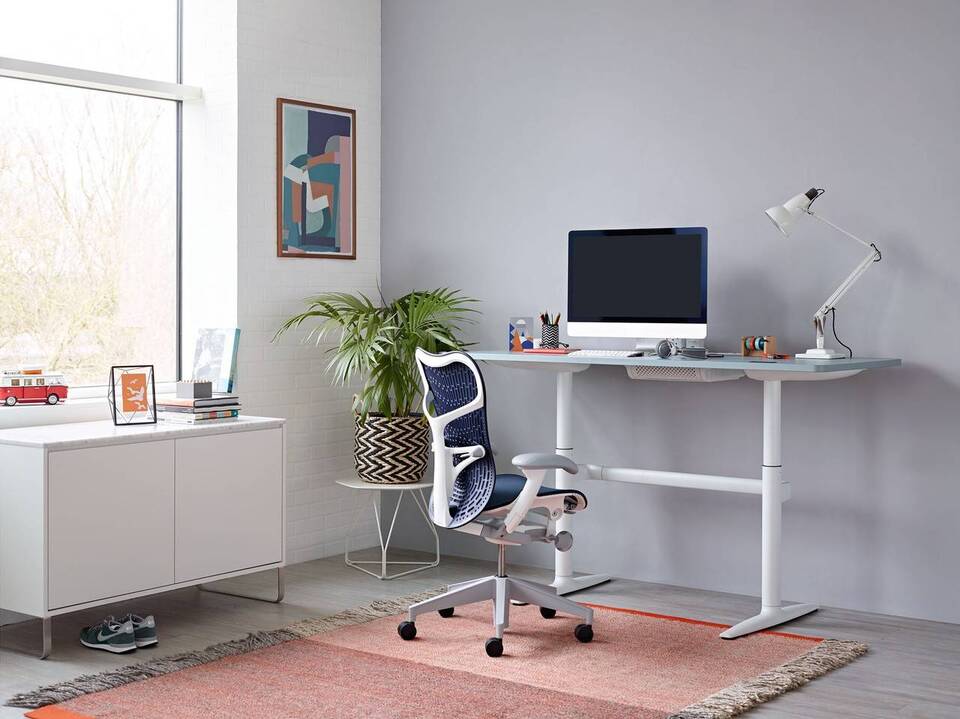 home office com iluminação natural e luminária para luz focal