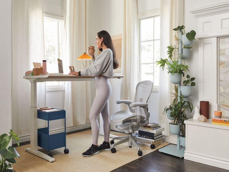 mulher trabalha em uma standing desk herman miller