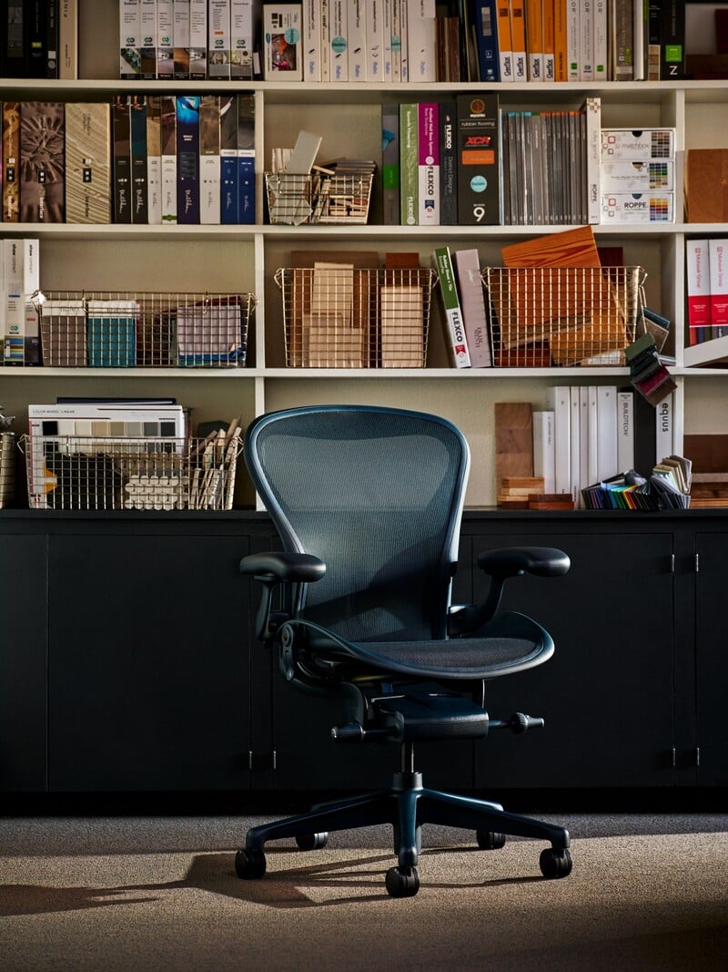 Cadeira ergonômica em ambiente de escritório organizado