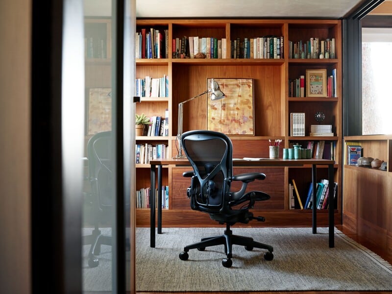 Escritório moderno com estante e cadeira ergonomica