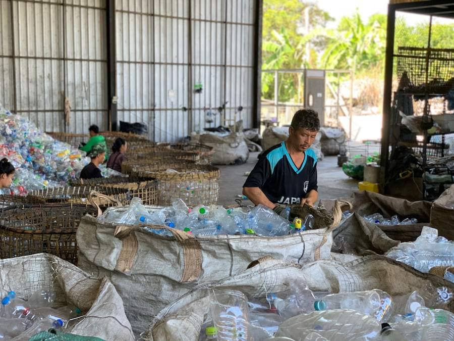 homem separando materiais recicláveis