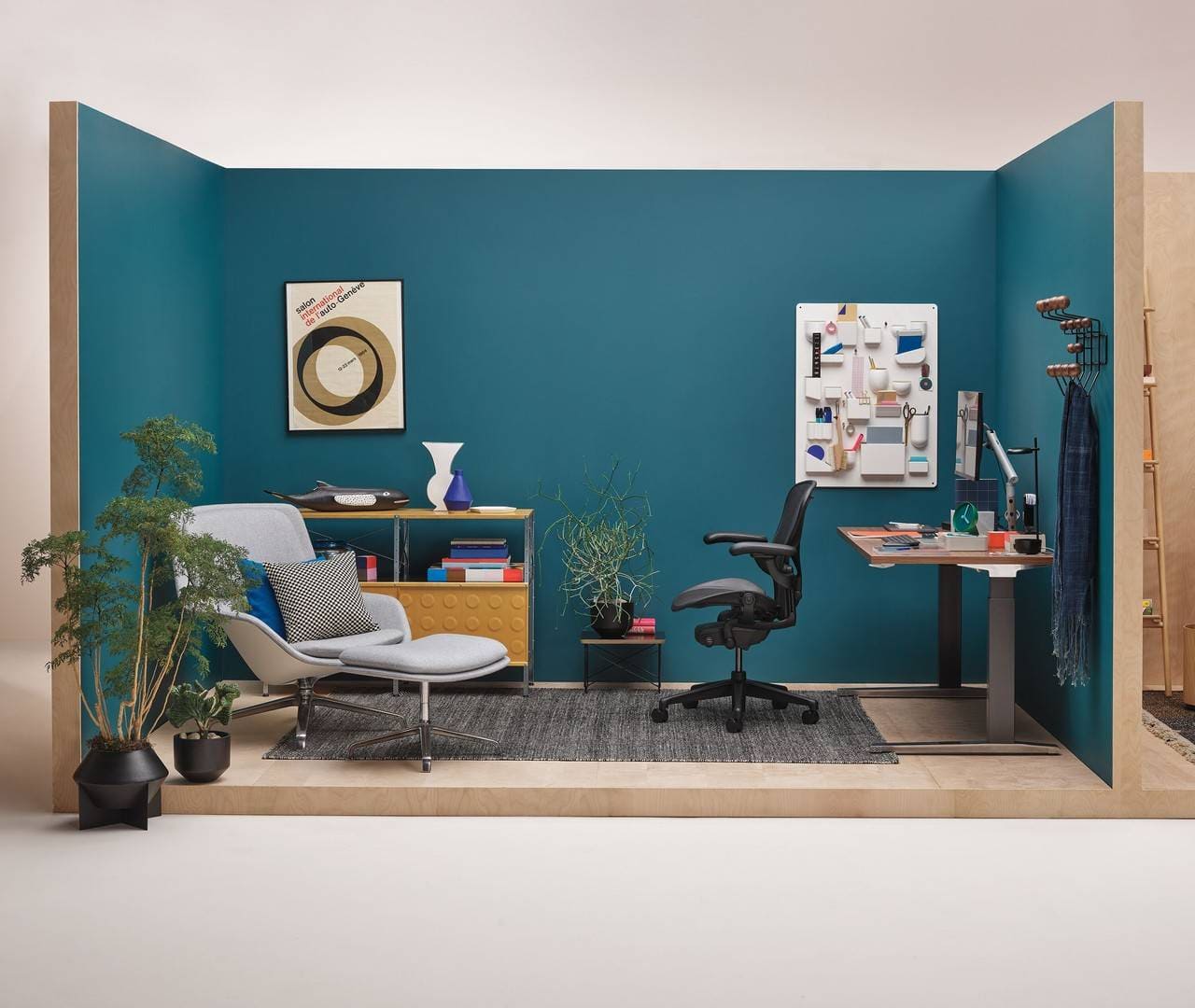 espaço herman miller com parede azul e cadeira ergonômica