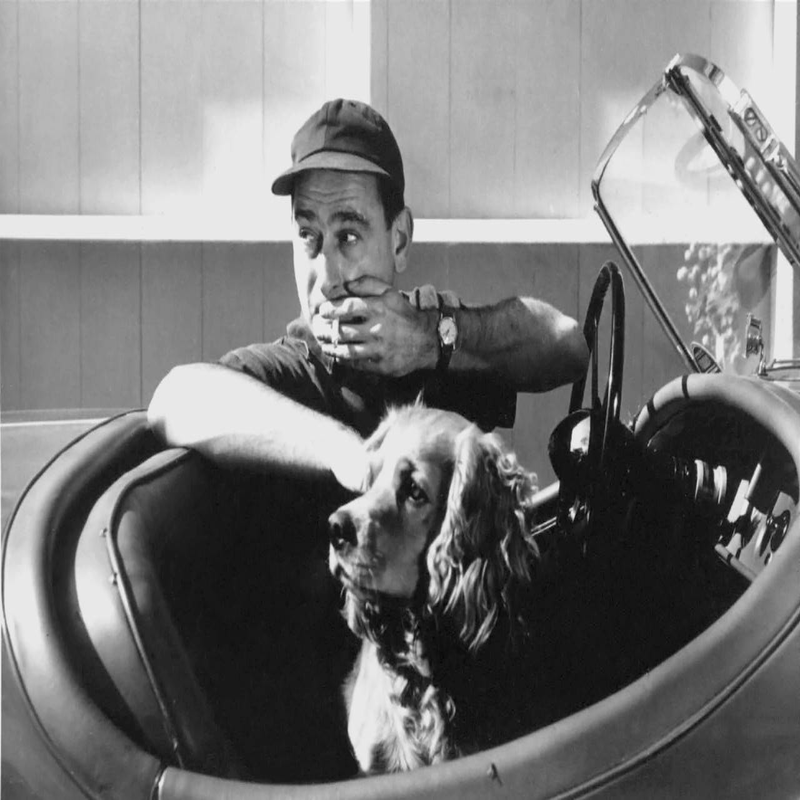 George Nelson e seu cachorro no carro em uma fotografia antiga