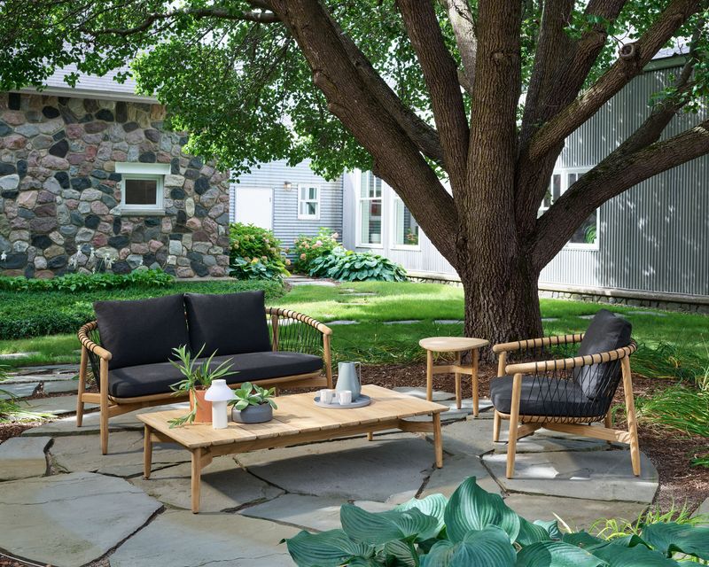 Um jardim para se conectar com a natureza com móveis da Herman Miller