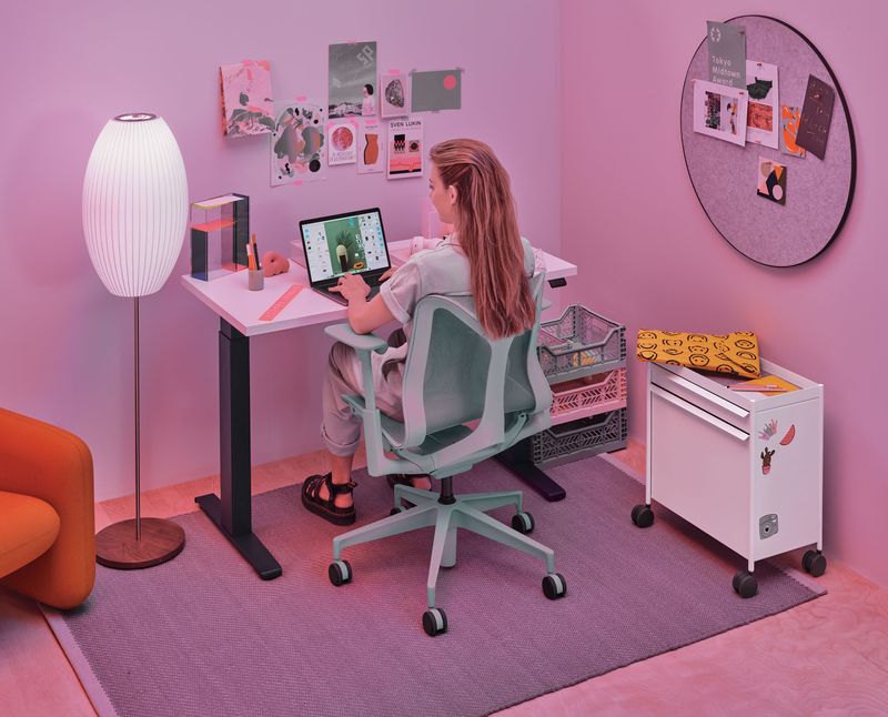 espaço de trabalho pequeno com a cadeira herman miller