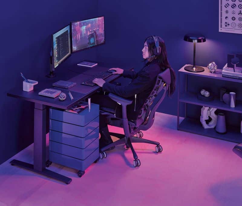 jovem trabalhando em um setup gamer com cadeira ergonômica embody