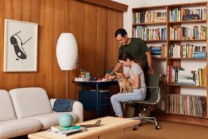 casal em um escritório home office sentados em uma cadeira herman miller