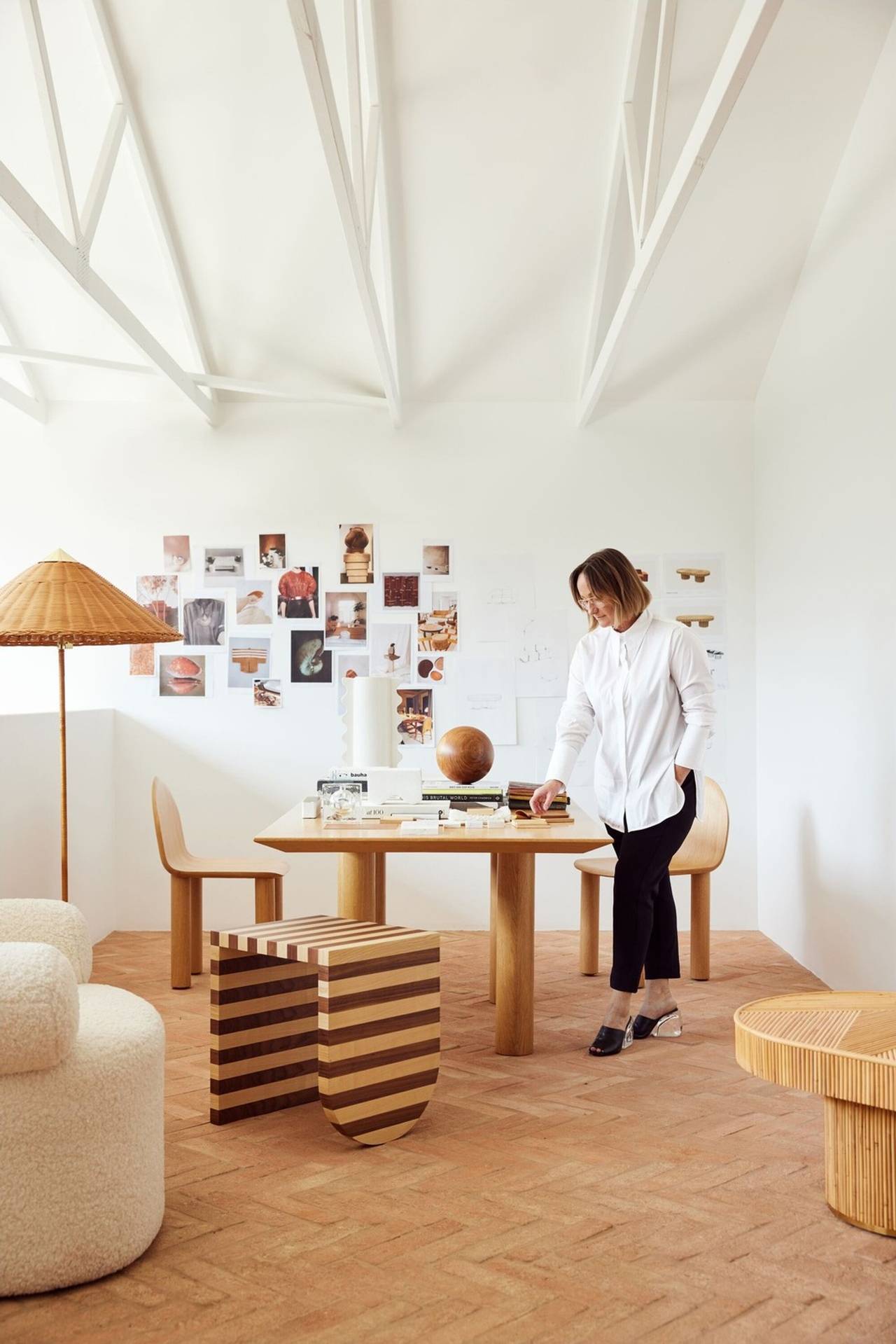 sala de estar com móveis de madeira