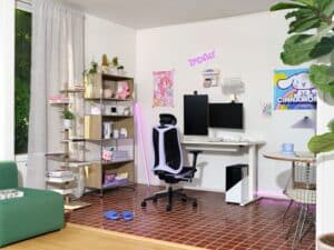 Escritório moderno com decoração fofa e cadeira ergonômica.