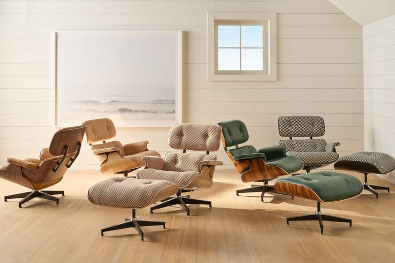 Conjunto de cadeiras modernas em ambiente minimalista.