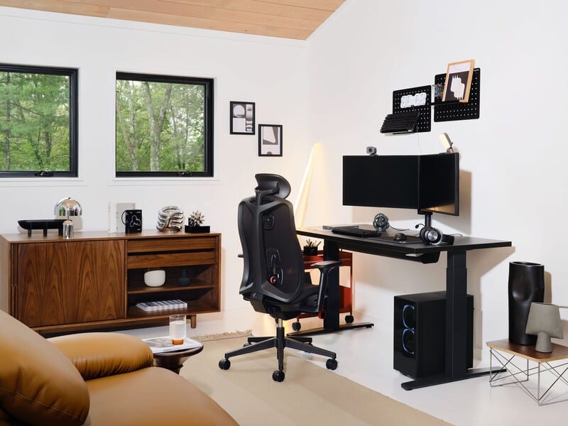 Escritório moderno com mesa, cadeira e decoração minimalista