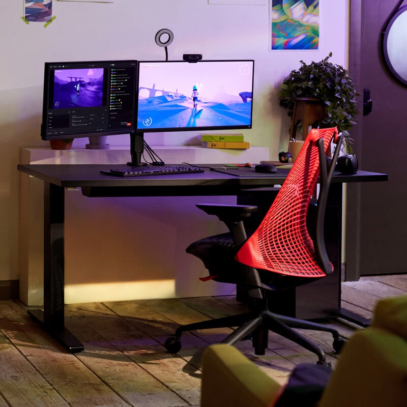 Escritório moderno com mesa e monitores duplos