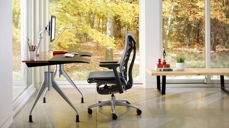 Escritório moderno com mesa e cadeira ergonômica.