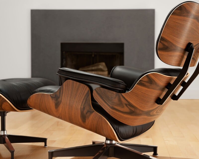 Poltrona de design moderno com detalhes em madeira