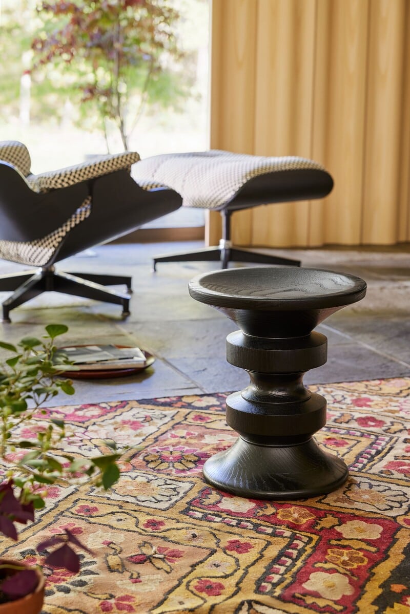 Pufe preto elegante em ambiente aconchegante
