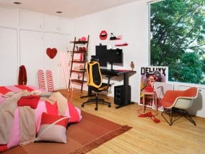 Quarto moderno com decoração em tons de vermelho e rosa.