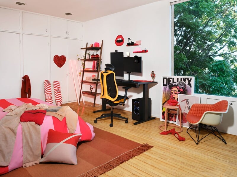 Quarto moderno com decoração em tons de vermelho e rosa.