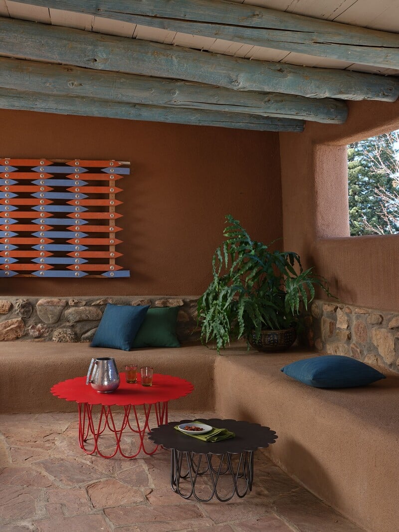 Sala de estar com mesa vermelha e plantas decorativas
