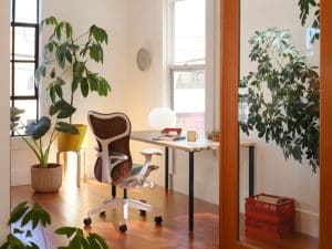 Escritório moderno com plantas e cadeira ergonômica