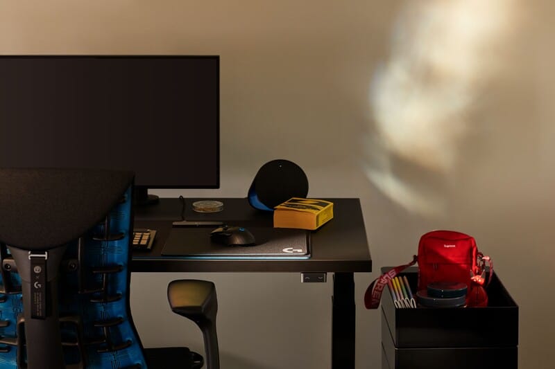 Mesa de escritório com cadeira e computador