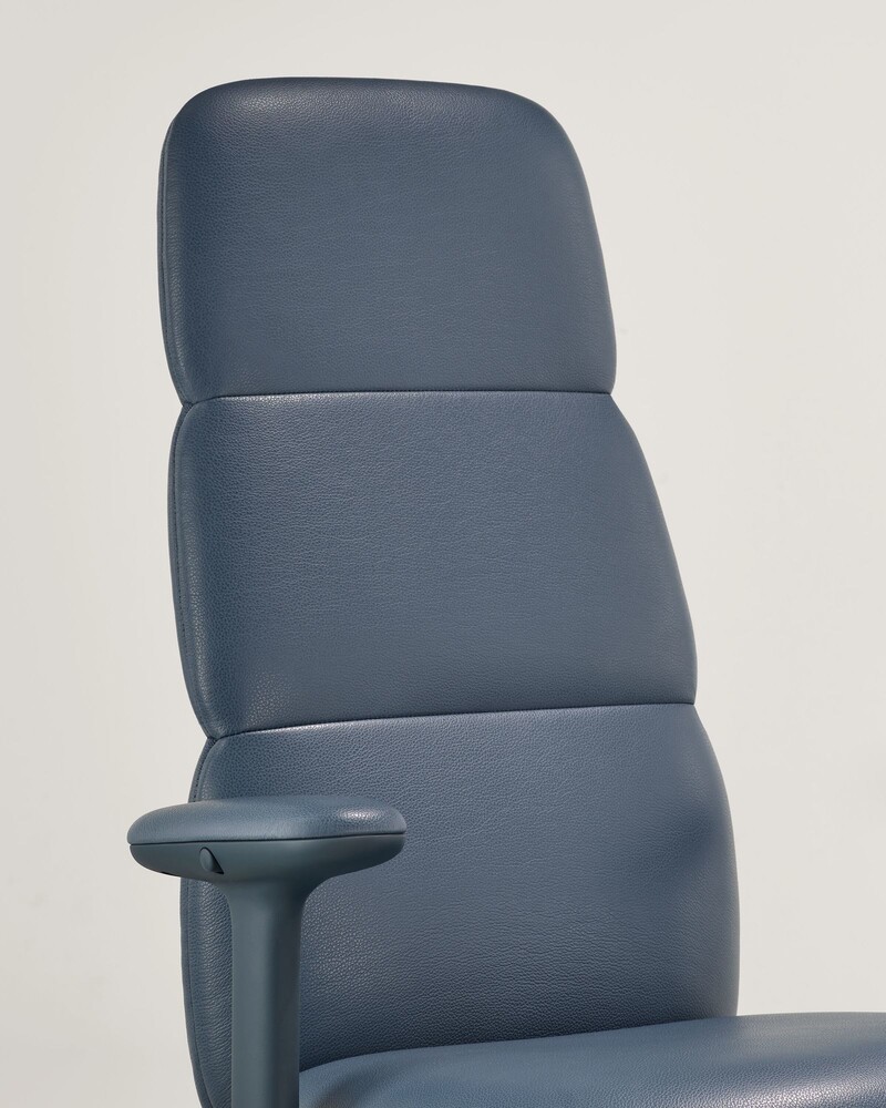 Cadeira de escritório confortável e moderna azul