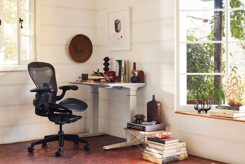 Escritorio moderno com cadeira ergonômica e decoração