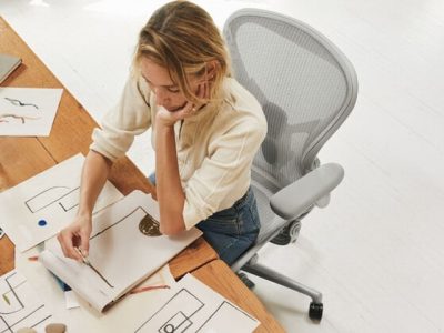 Trabalhar em pé: entenda os benefícios para a saúde