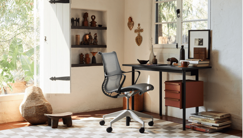 Escritório moderno com mesa e cadeira confortável
