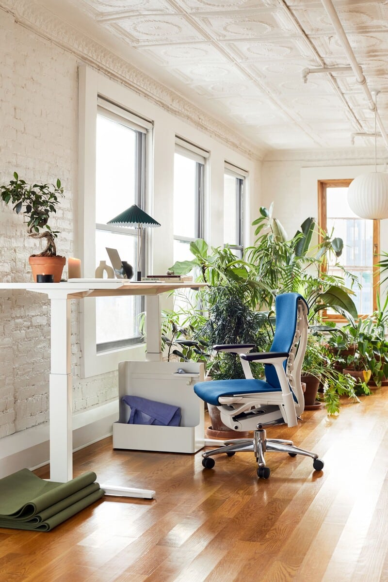 Escritório moderno com plantas e cadeira azul
