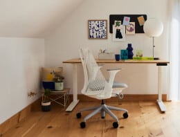 Escrivaninha moderna com cadeira branca e decoração criativa