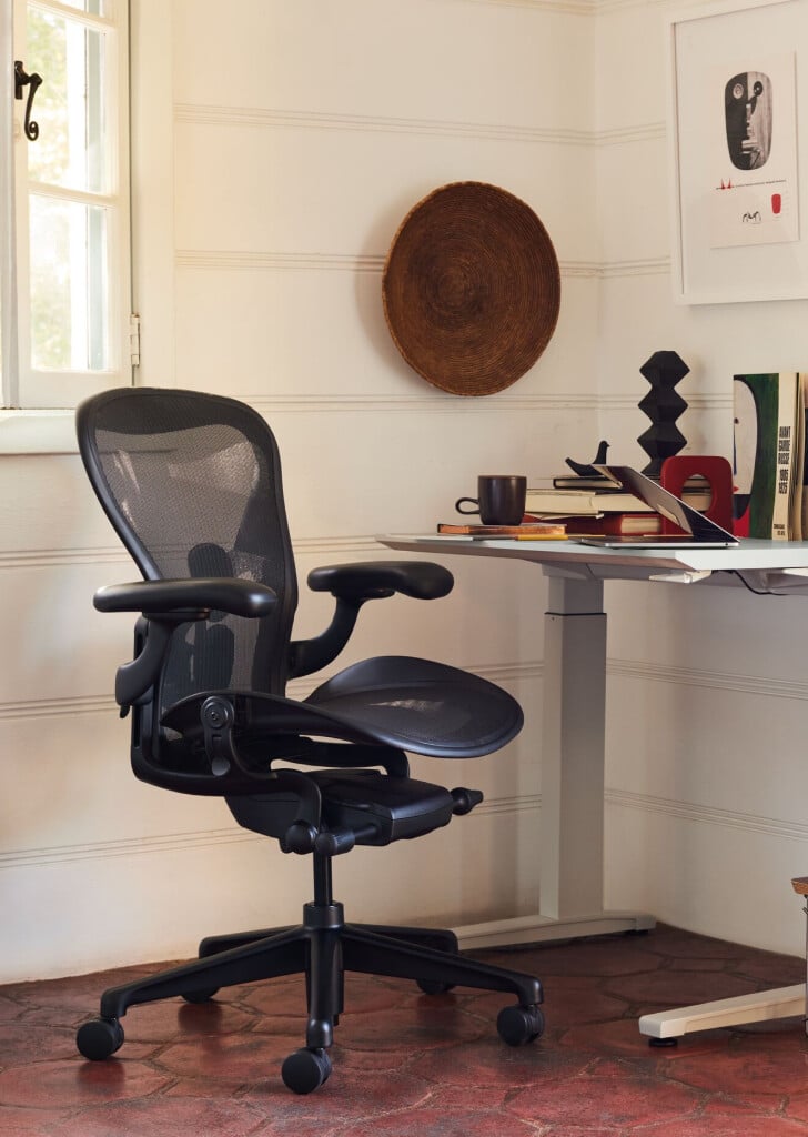 Cadeira de escritório moderna em ambiente doméstico.