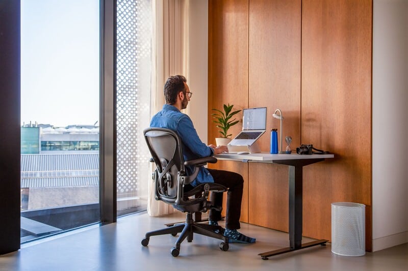 Homem trabalhando em escritório moderno com laptop