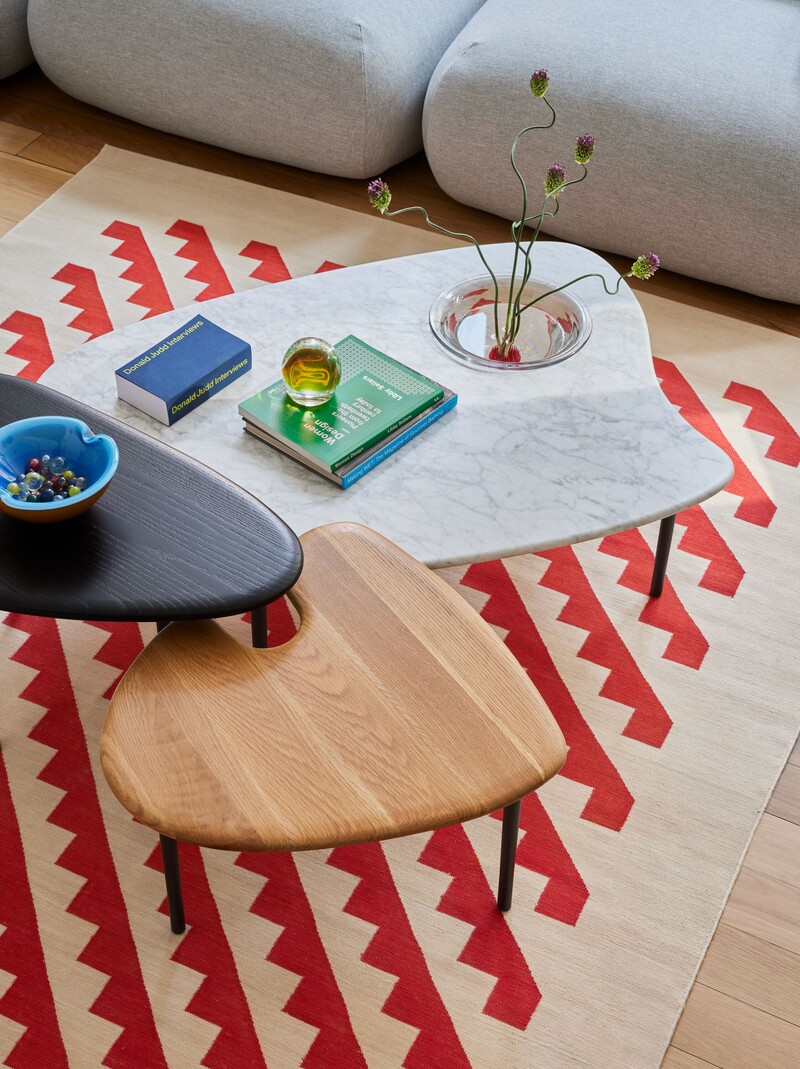 Mesas de centro em formato de coração com decoração