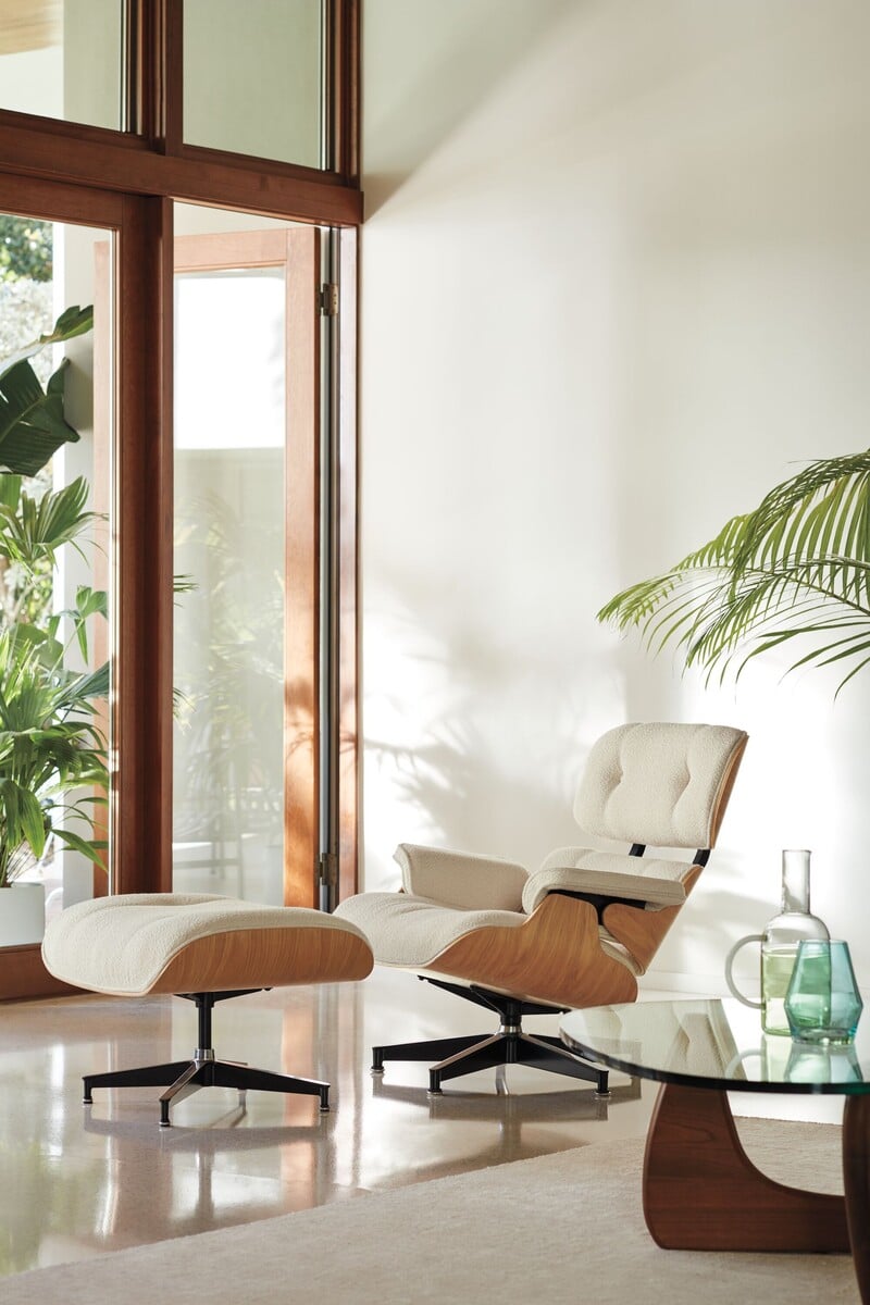 Poltrona moderna em ambiente iluminado e decorado