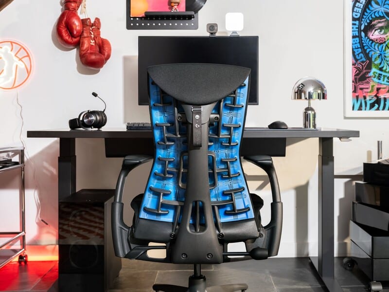 Cadeira de escritório moderna com design azul.