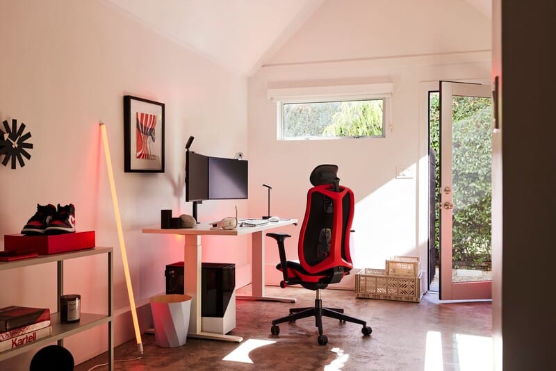 Escritório moderno com cadeira ergonômica e decorativo minimalista