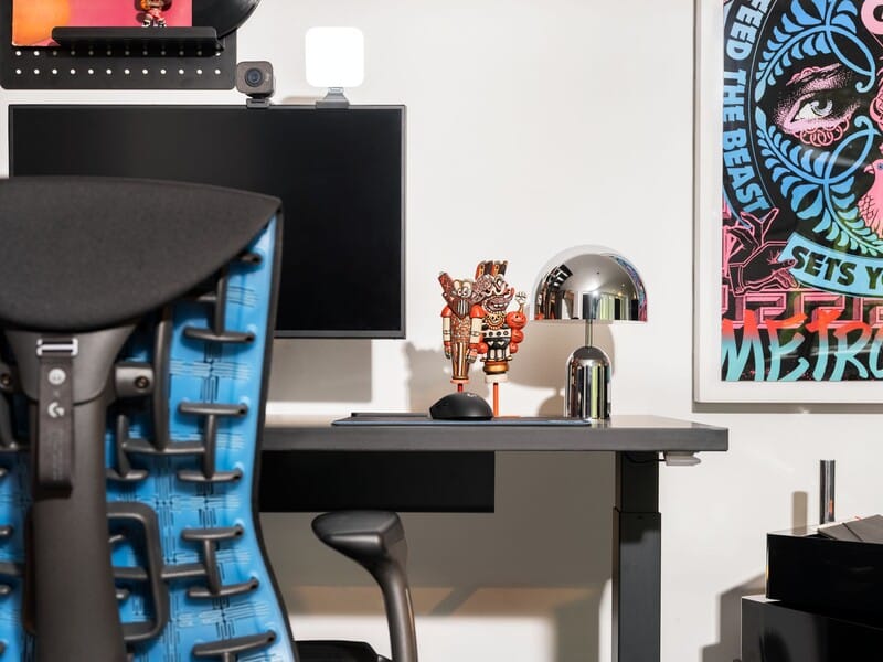 Escritório moderno com cadeira, computador e decoração