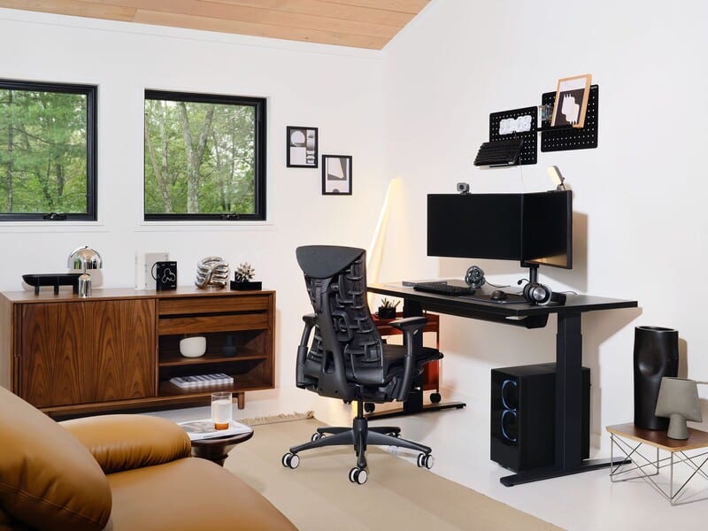 Escritorio moderno com cadeira ergonômica e decoração minimalista