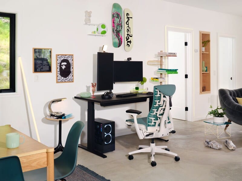 Escritório moderno com mesa, cadeira e computador.