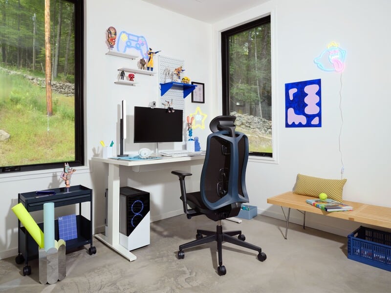Escritorio moderno com decoração e computadores