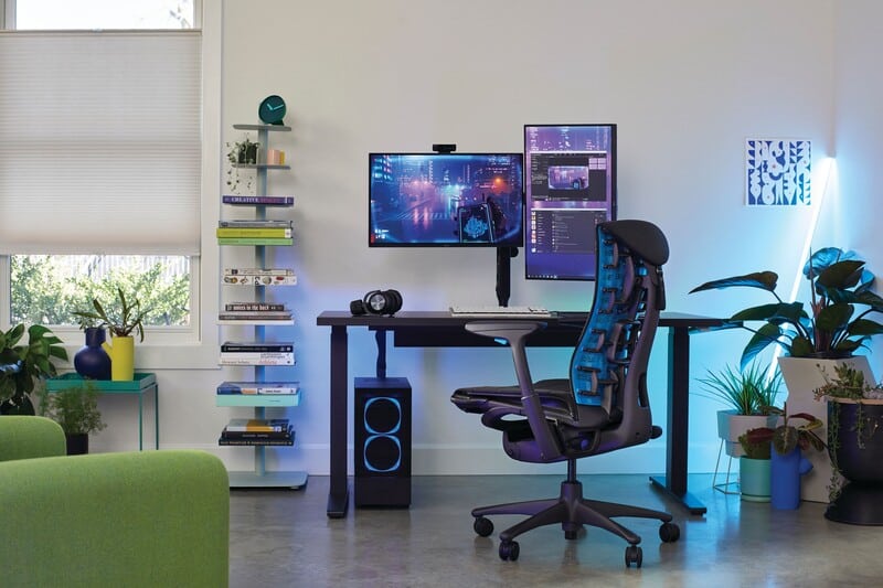 Escritório moderno com mesa, cadeira e plantas decorativas.