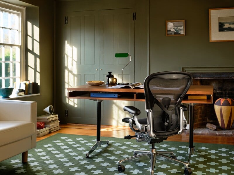 Escritório moderno com mesa e cadeira ergonômica.