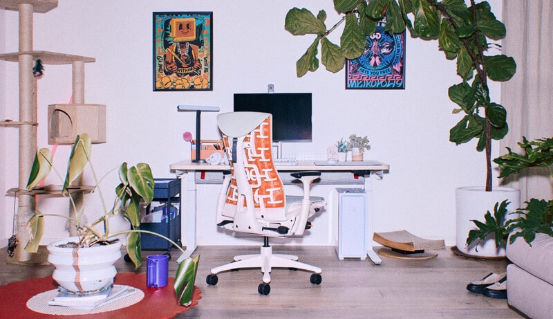 Escritório moderno com plantas e cadeira ergonômica.