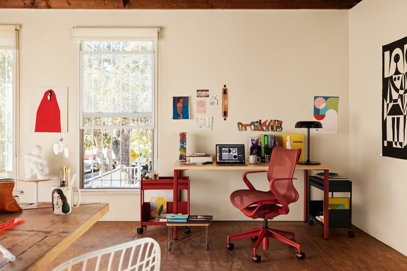 Escritório moderno com mesa, cadeira e decoração artística.